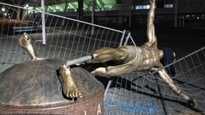 Zdewastowano pomnik Zlatana Ibrahimovicia. Statua leży przed stadionem w Malmoe