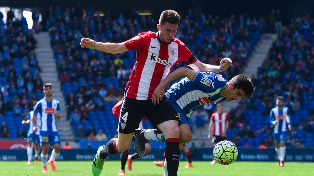 Getty Images / David Ramos / Aymeric Laporte (z lewej) walczy o piłkę z Gerardem Moreno (z prawej)