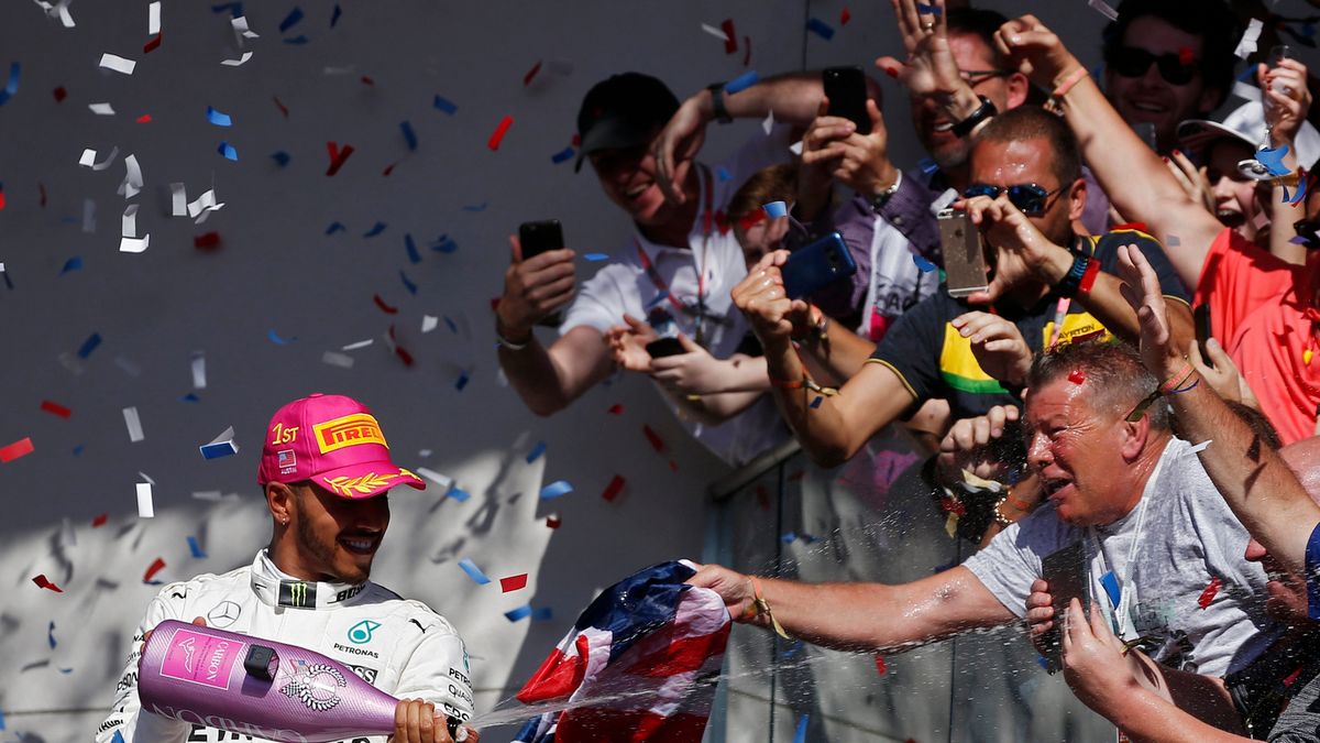 Triumfujący Lewis Hamilton w GP USA 2017