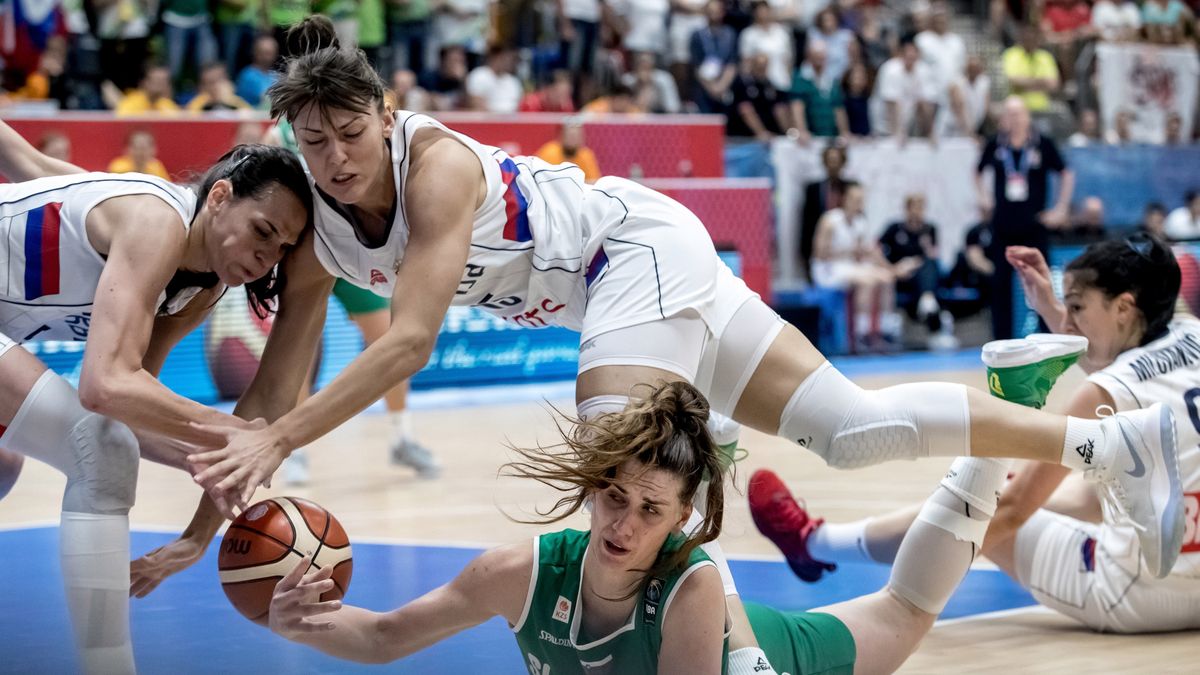 Walka w meczu Serbek ze Słowenkami na Women EuroBasket