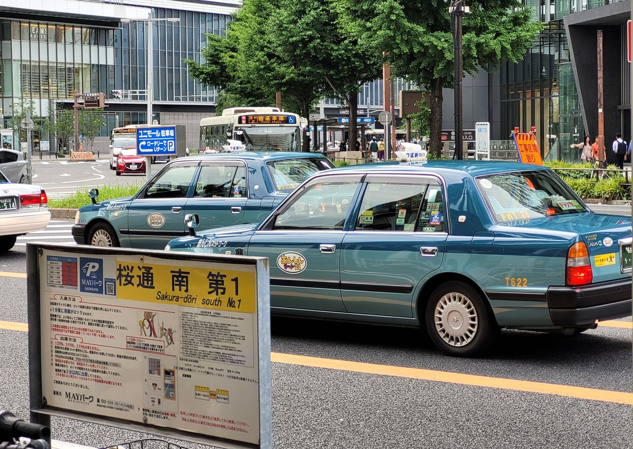 Toyota Comfort to popularna taksówka w Japonii. Wygląda staro, ale najmłodsze egzemplarze mają zaledwie 6 lat.