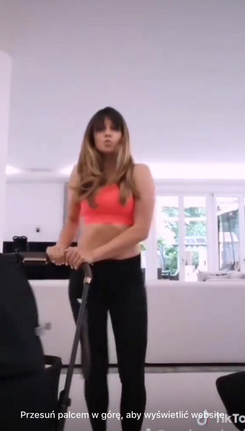 Anna Lewandowska tańczy do przeboju Shakiry i pałaszuje czekoladowego batonika