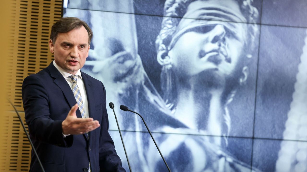 Pracownicy socjalni zabierali jedzenie bezdomnym? Ziobro wkracza do gry