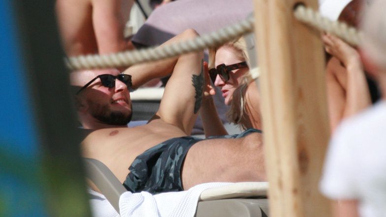 Bartosz Kurek z żoną opalają się w Sopocie