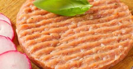 Surowy mrożony burger z kurczaka