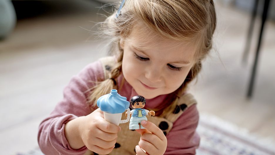 Systematyczność, pewność siebie, empatia… Zabawa klockami LEGO® DUPLO® rozwija w dzieciach wiele pozytywnych cech charakteru.