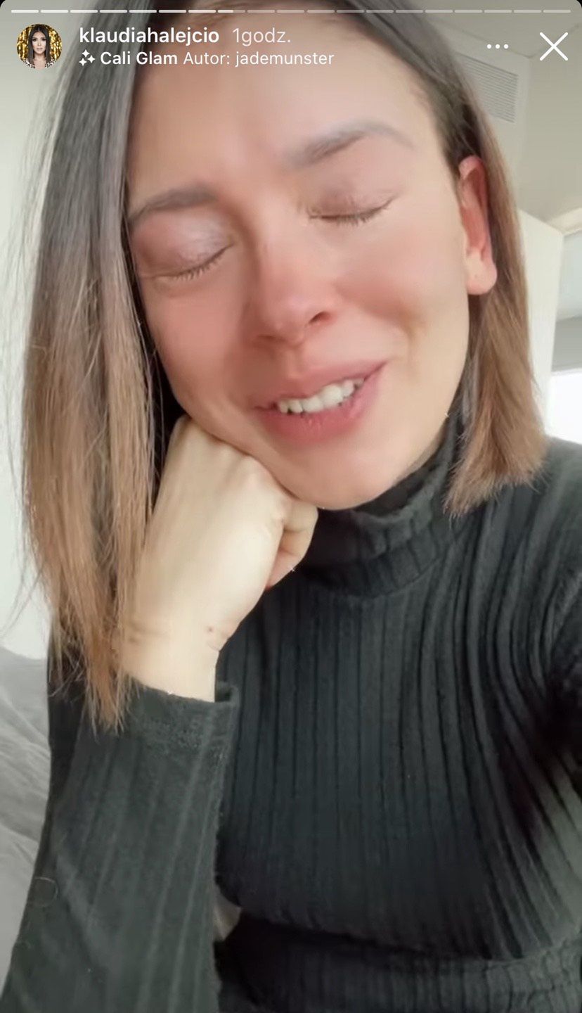 Klaudia Halejcio pokazuje, jak płacze ze szczęścia