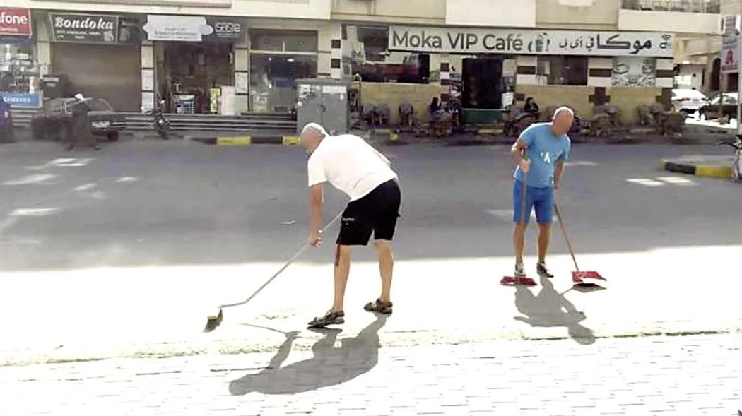 Polak dba o czystość w Hurghadzie