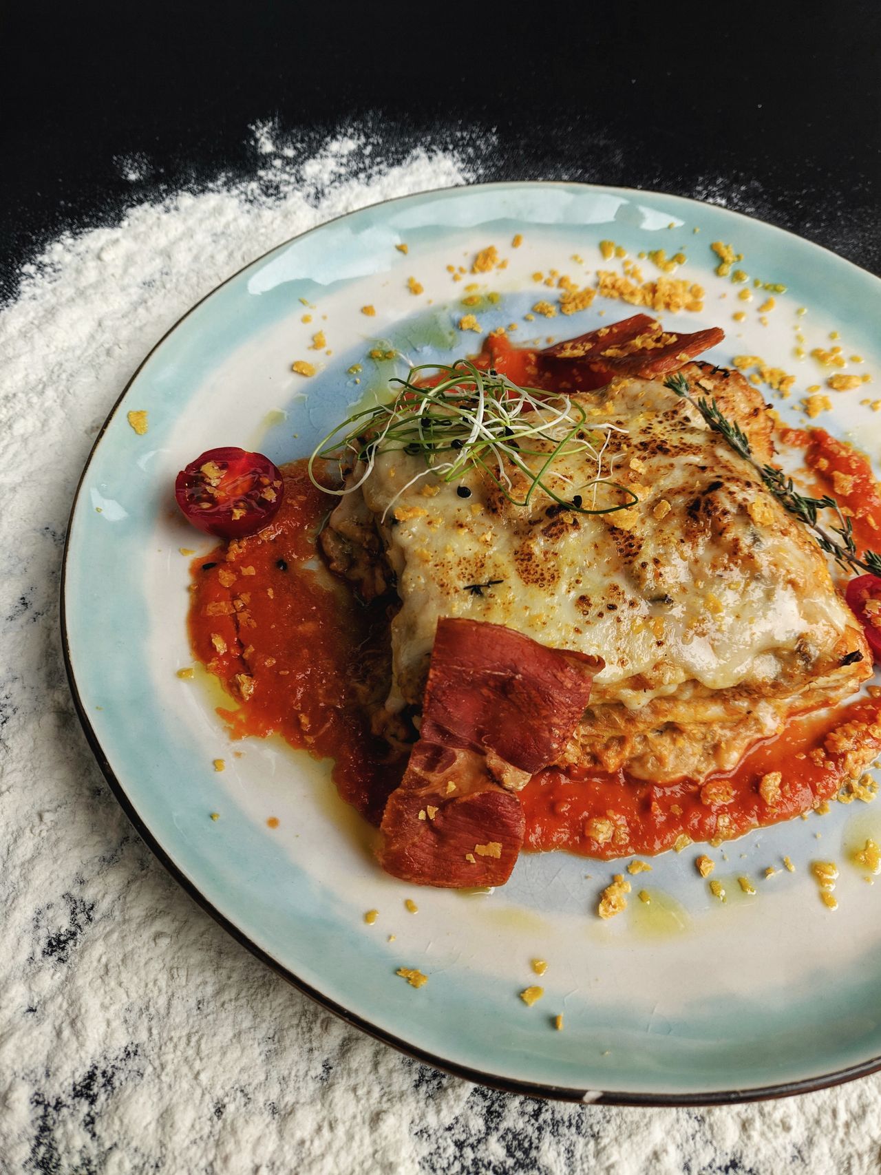Lasagne z chorizo, czterema serami, selerem naciowym i pieczarkami