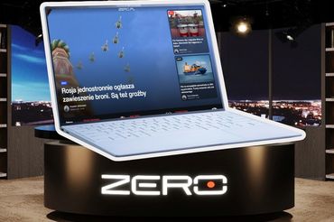 Laptop z Zero.pl na tle studia Kanału Zero
