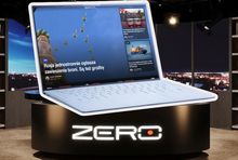 Laptop z Zero.pl na tle studia Kanału Zero