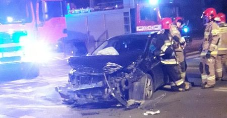 Nie zwalniając i nie zatrzymując się wjechała na skrzyżowanie. Jedna osoba w szpitalu