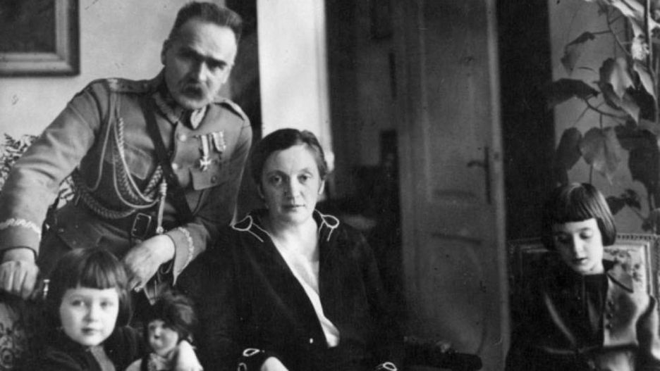 Zanim w życiu Piłsudskiego pojawiły się Leosia, Maria i Aleksandra, serce skradły mu dwie kobiety, o które musiał walczyć ze starszym bratem, Bronisławem