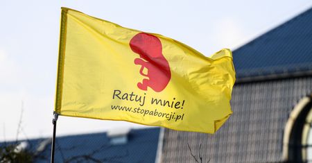 Warszawa. Furgonetka Fundacji Pro zniszczona. Bójka na ulicy Wilczej?