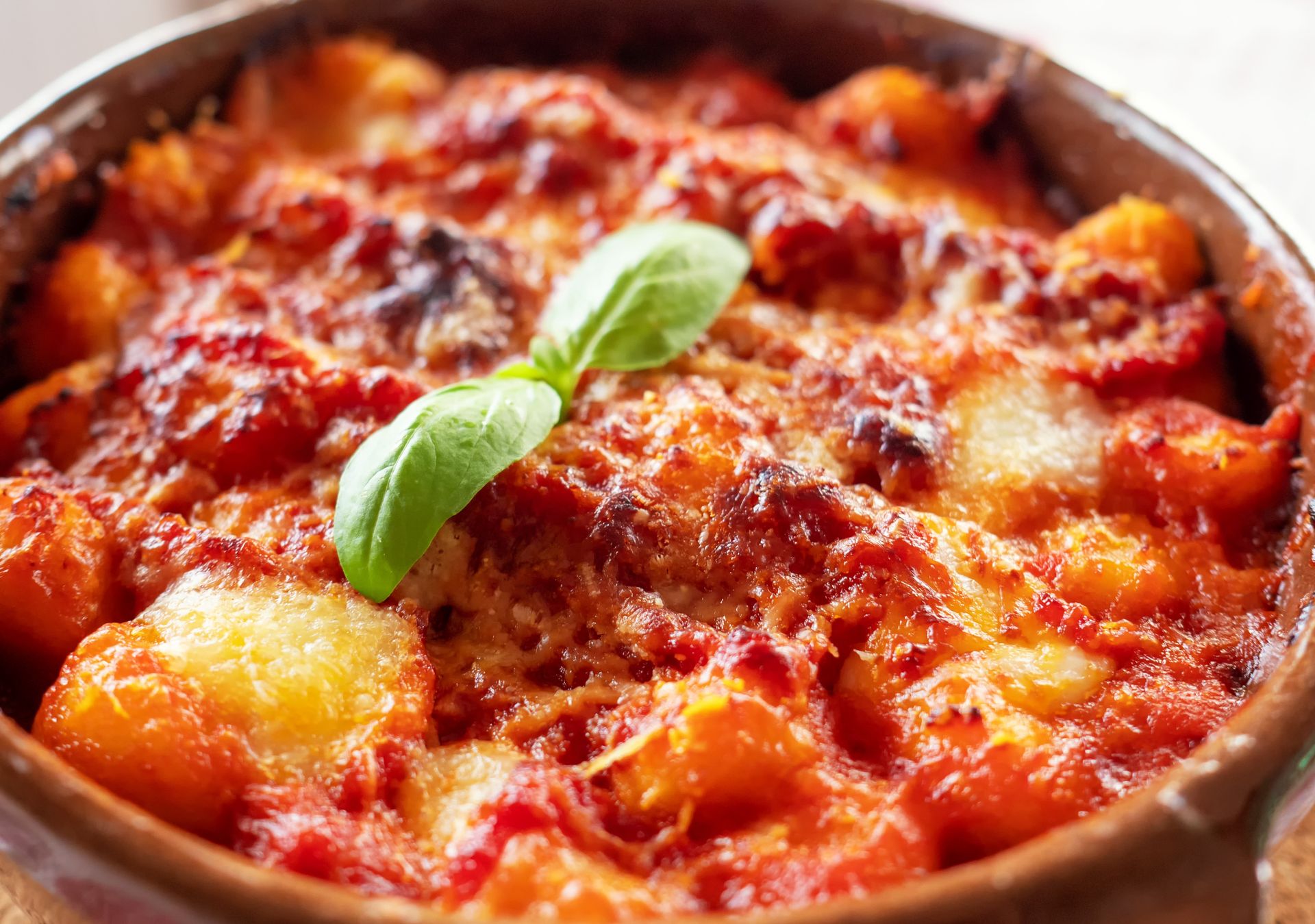 Włoskie kluseczki oblewam sosem i wstawiam do piekarnika. Pyszny obiad na zabiegane dni