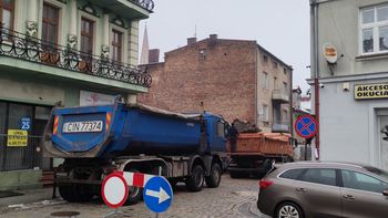 Inowrocław: Kamienica z duszą znika z mapy miasta. W centrum trwają prace. Ulica jest zamknięta