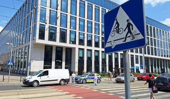 Wypadek na Szczytnickiej we Wrocławiu. Dostawczak potrącił rowerzystkę
