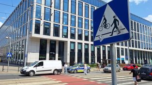 Wypadek na Szczytnickiej we Wrocławiu. Dostawczak potrącił rowerzystkę