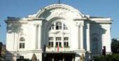 Co robić w sylwestra? Iść do teatru!