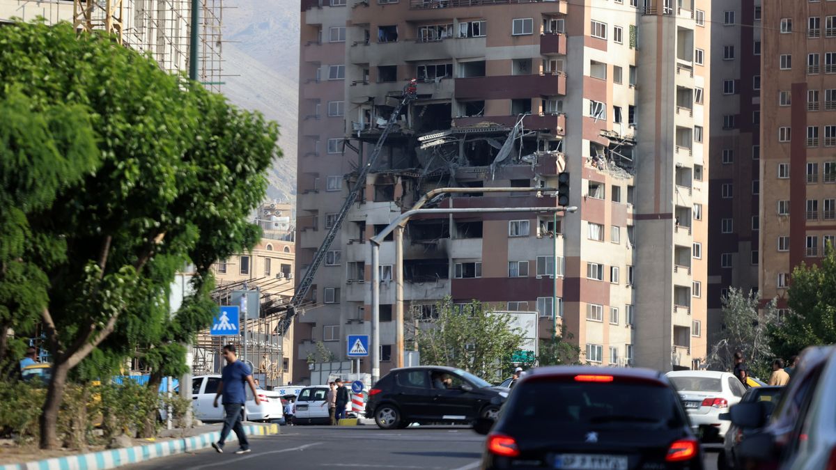 A view of a building that was hit by Israeli air strikes north of Tehran, Iran, 13 June 2025. Israel confirms it has launched strikes on Iran's 'nuclear program' as blasts are heard across the country. The strikes are part of Operation Rising Lion, Israel's Prime Minister Benjamin Netanyahu said, adding Iran was a threat to "Israel's very survival". EPA/ABEDIN TAHERKENAREH Dostawca: PAP/EPA.