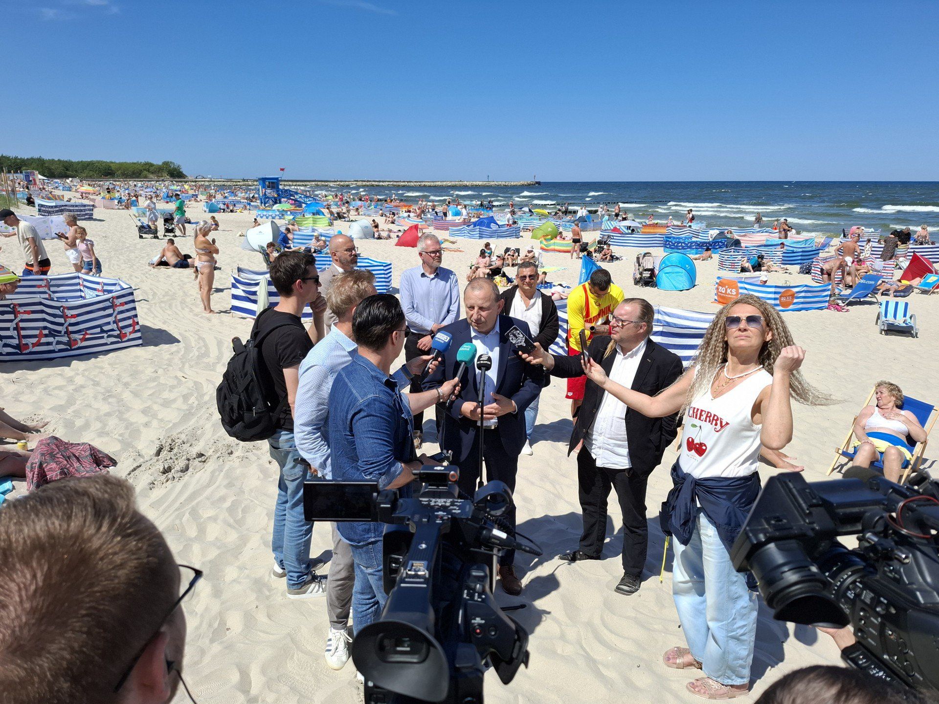 Konferencja burmistrza Ustki, Jacka Maniszewskiego, na plaży wschodniej w Ustce.