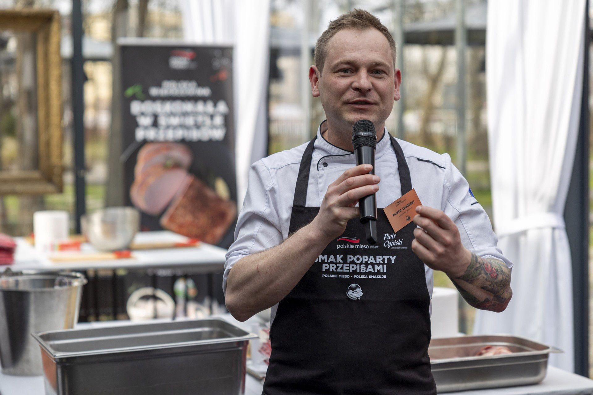 Piotr Ogiński podczas warsztatów z robienia białek kiełbasy