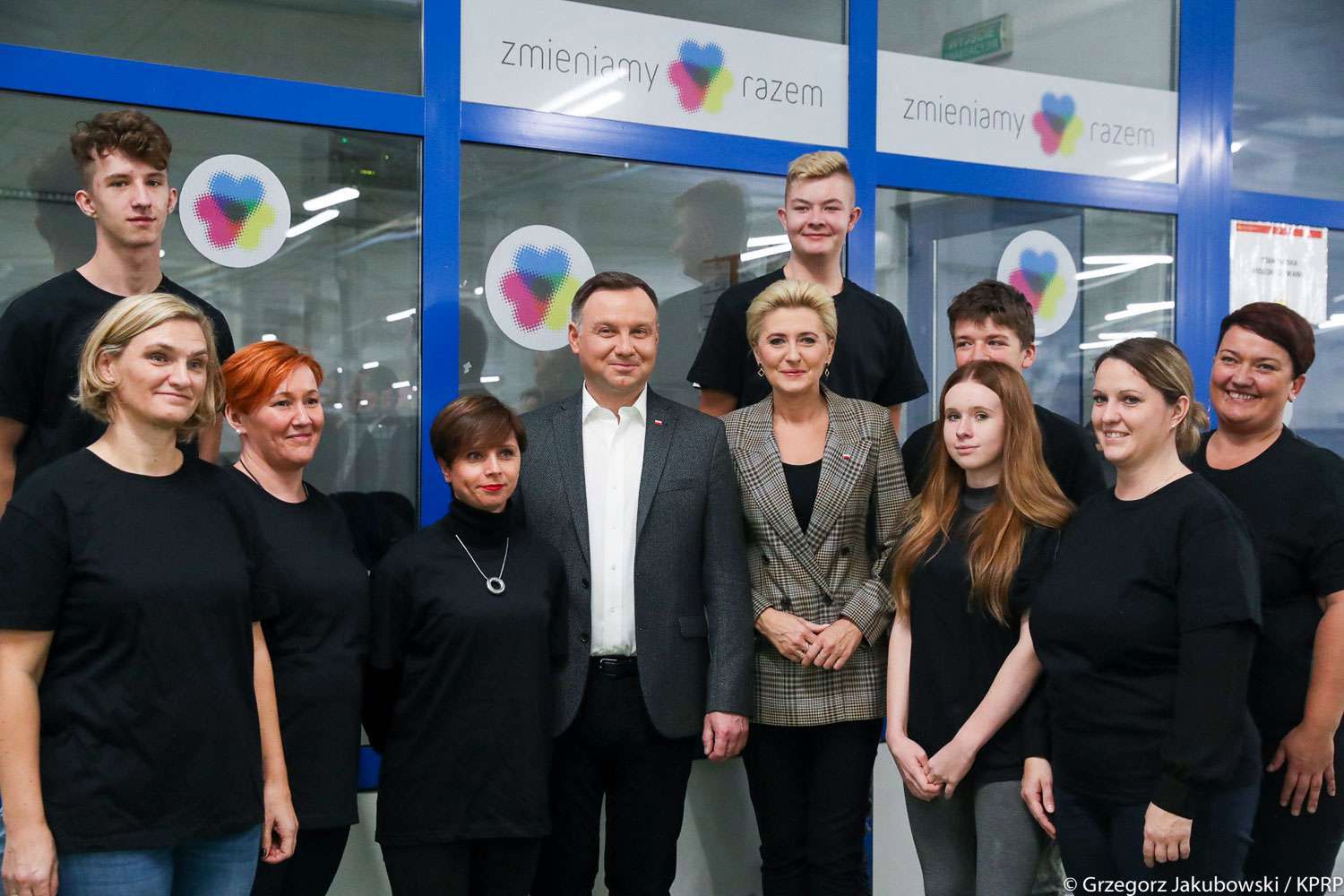 Agata Duda i Andrzej Duda pakują flagi na poczcie
