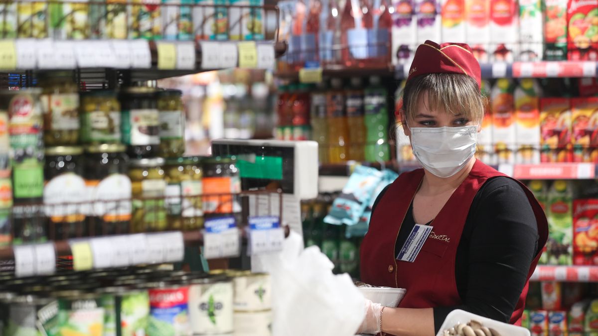 KAZAN, RUSSIA - MARCH 28, 2020: An employee in a Bakhetle supermarket at Kazan's Mega shopping centre, a face mask on amid the ongoing COVID-19 pandemic. Taratstan's authorities have decided to close all the stores at shopping centres, with the exception of groceries and chemists', from March 28 to April 5. Yegor Aleyev/TASS (Photo by Yegor Aleyev\TASS via Getty Images)
