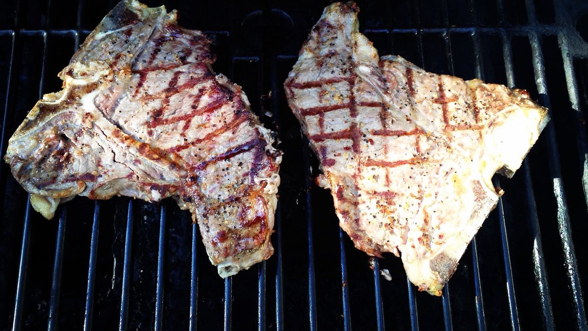 Grillowany rostbef wołowy T-bone (samo mięso, II klasa mięsa)