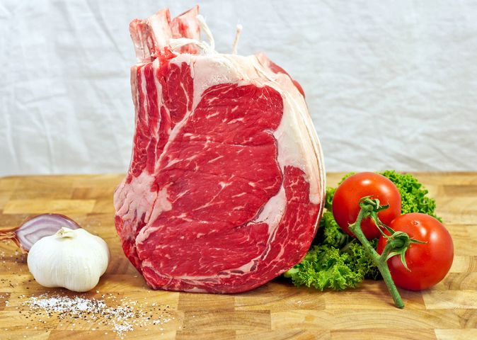 Surowe żeberka wołowe z kością (mięso i tłuszcz)