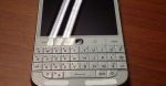 Biały BlackBerry Classic pozuje do zdjęć