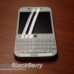 Biały BlackBerry Classic pozuje do zdjęć
