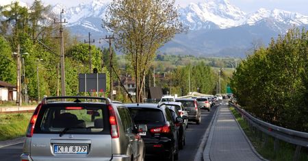 Tatry. Szturm turystów. Zamknięto dojazd do Morskiego Oka
