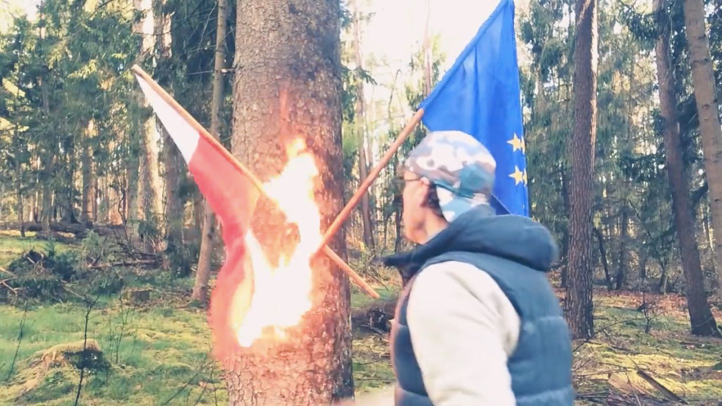 Sławomir Kuleta znów podpalił flagę Polski