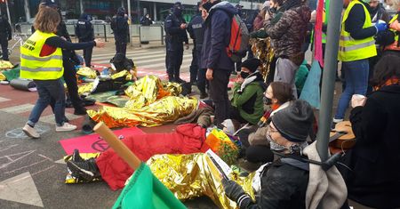 Warszawa. Extinction Rebellion protestuje przeciwko katastrofie klimatycznej. "Musimy wywierać większą presję"