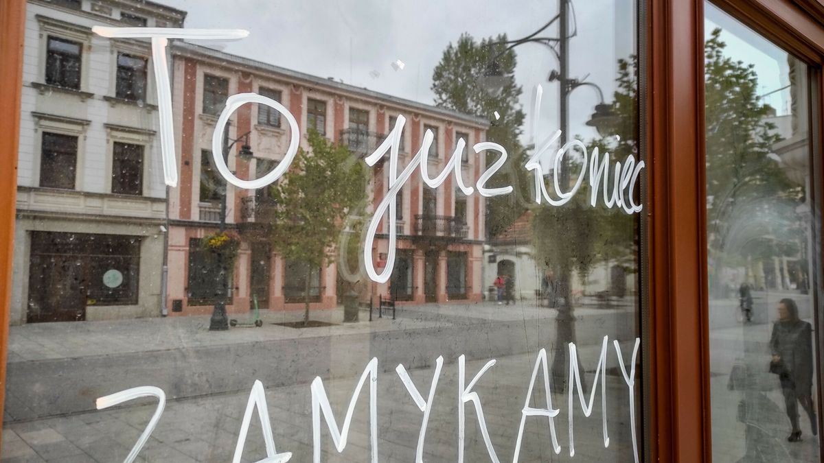 reporter_baza_2021-10
22.10.2021 Lodz. Ulica Piotrkowska. Mimo iz pierwsza fala koronawirusa dalece za nami, a drugiej jeszcze nie byl, to sklepy, lokale uslugowe nadal bankrutuja. Fot. Piotr Kamionka/REPORTER
Piotr Kamionka/REPORTER