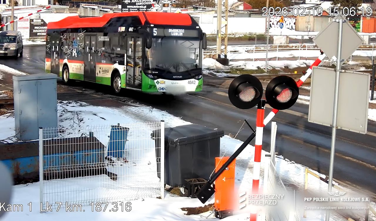 Wjechał autobusem na przejazd kolejowy. W tym momencie zamknęły się szlabany