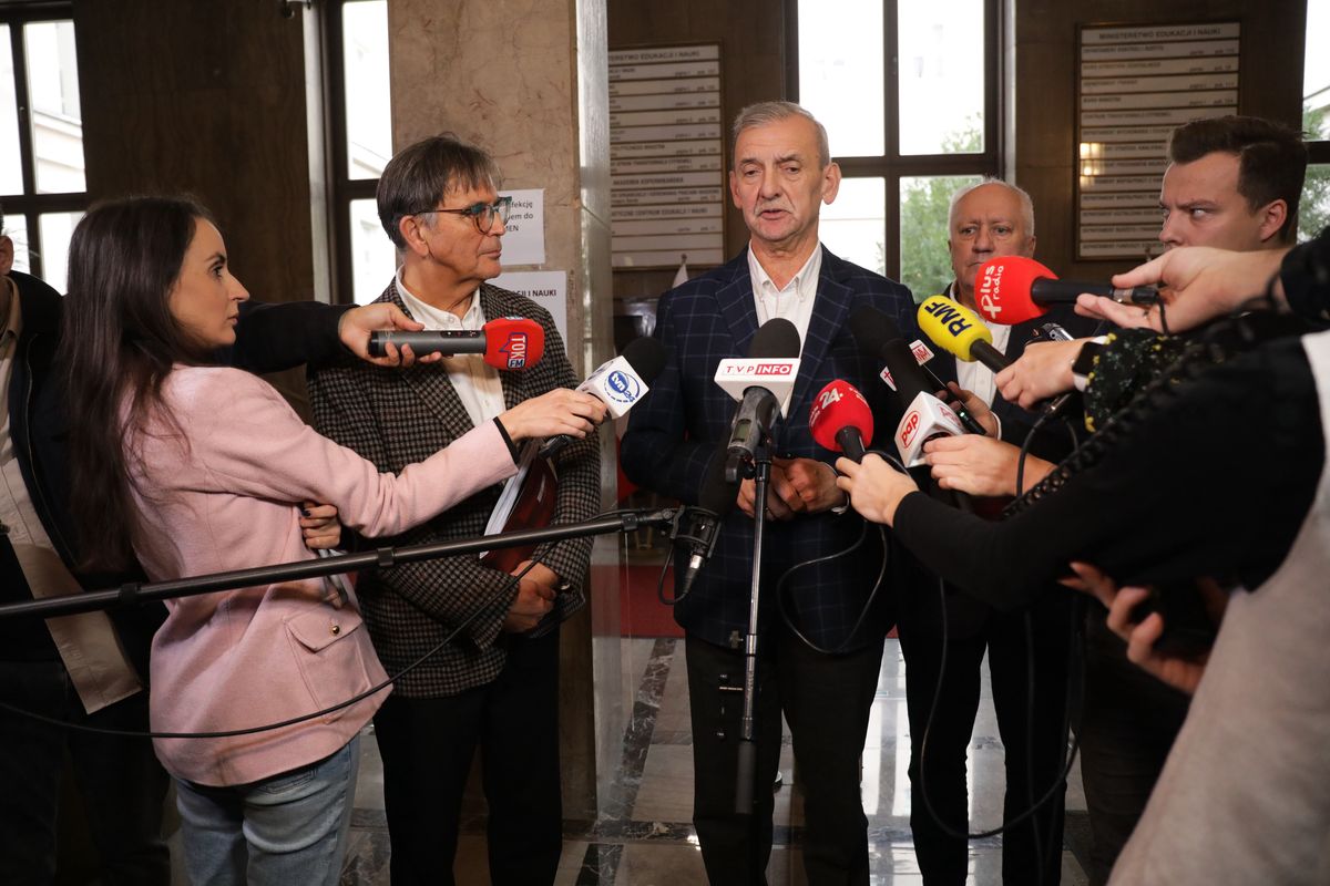 Podwyżki dla nauczycieli? "Pan minister każe czekać"