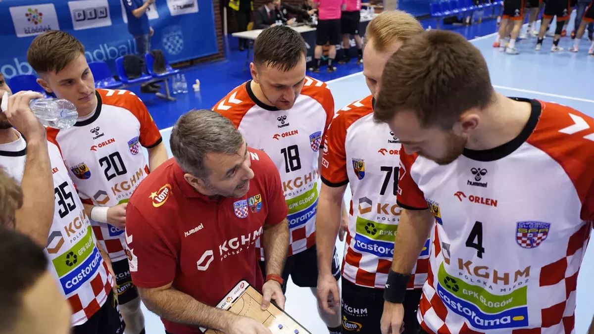 Materiały prasowe / Orlen Superliga / Artur Starczewski / Witalij Nat (KGHM Chrobry Głogów) z drużyną