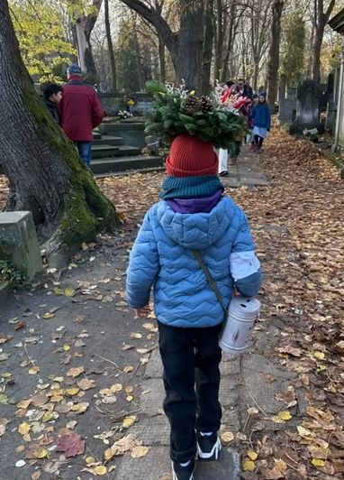 Mateusz Damięcki z rodziną kwestował na Powązkach