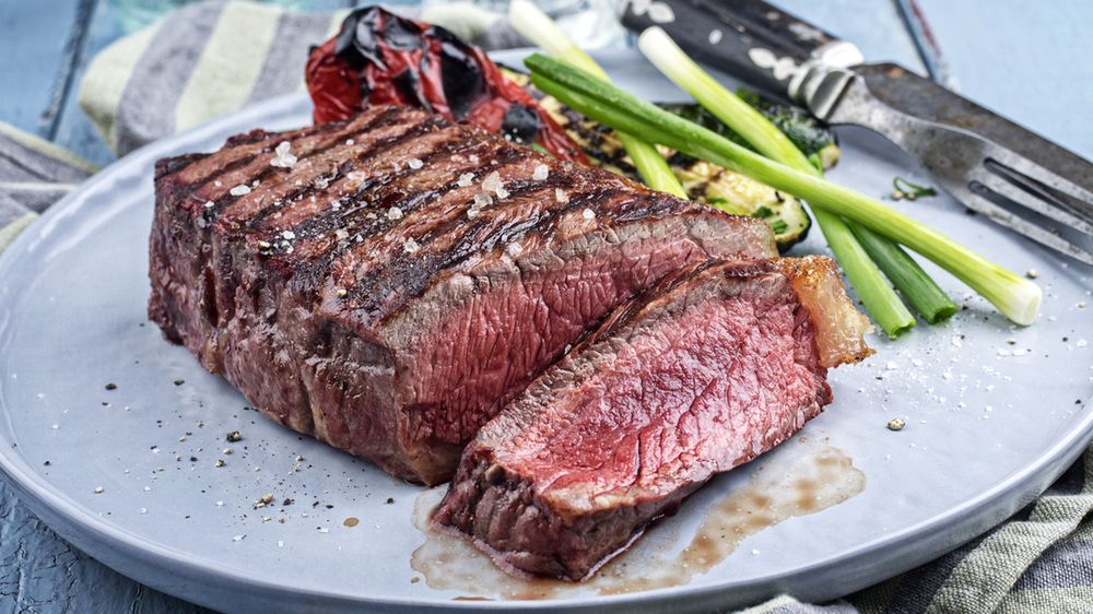 Pieczona polędwica wołowa bez kości (samo mięso)