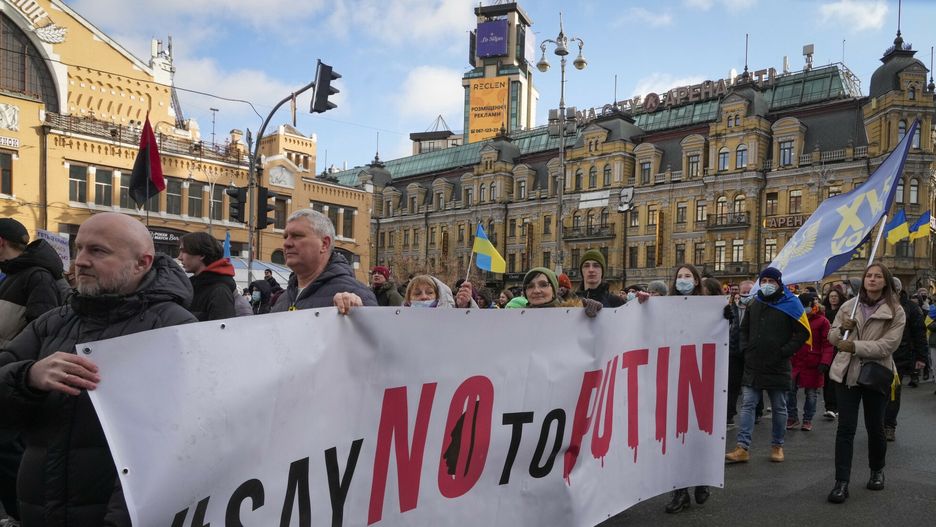 Protest przeciwko potencjalnej eskalacji napięcia między Rosją a Ukrainą. Polski MSZ jeszcze nie wzywa Polaków do ewakuacji z Ukrainy