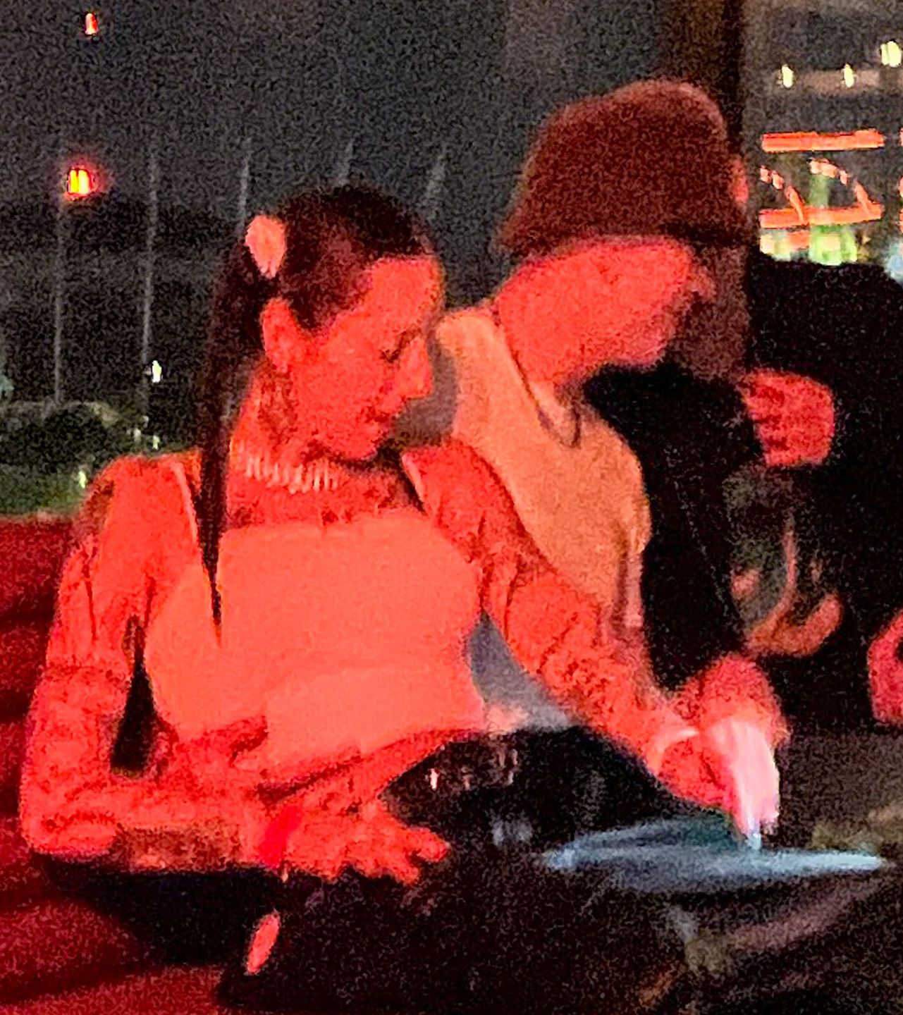 Young Leosia obściskuje się z Kacprem Błońskim w klubie