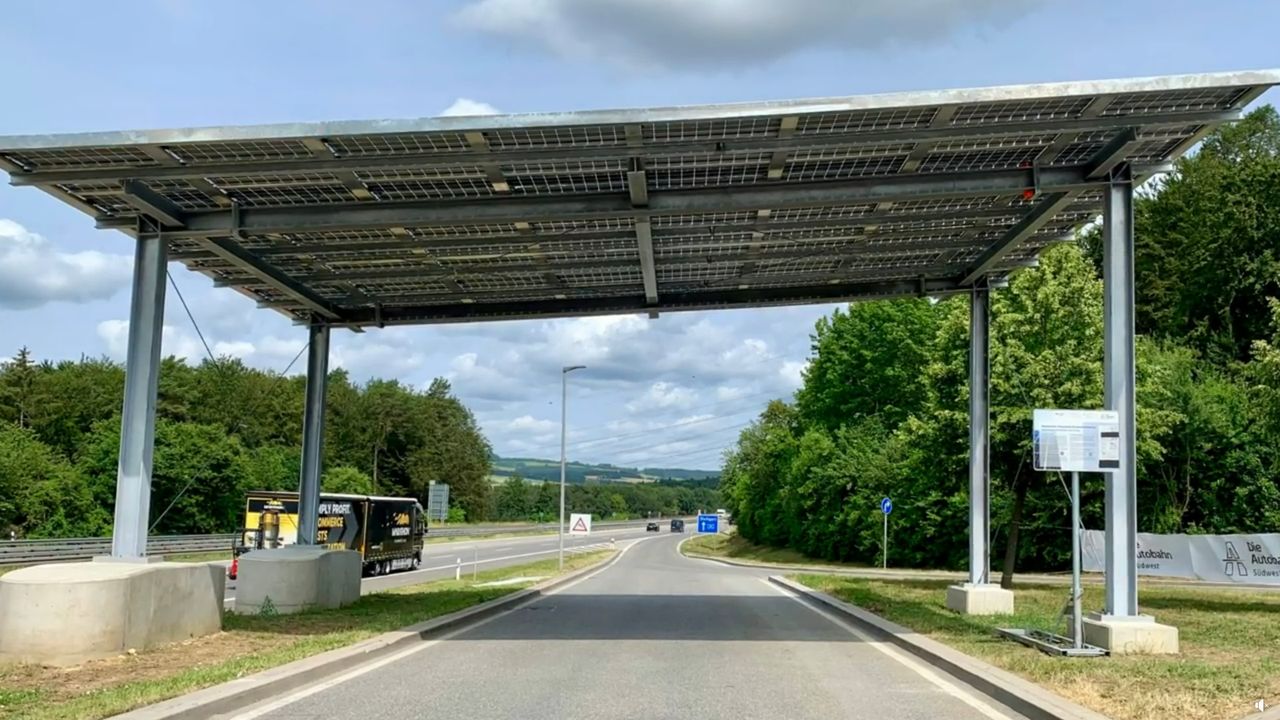 Instalacja fotowoltaiczna nad autostradą w Niemczech