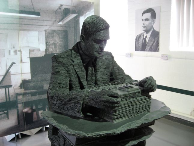 „Alan Turing” autorstwa Jon Callas from San Jose, USA