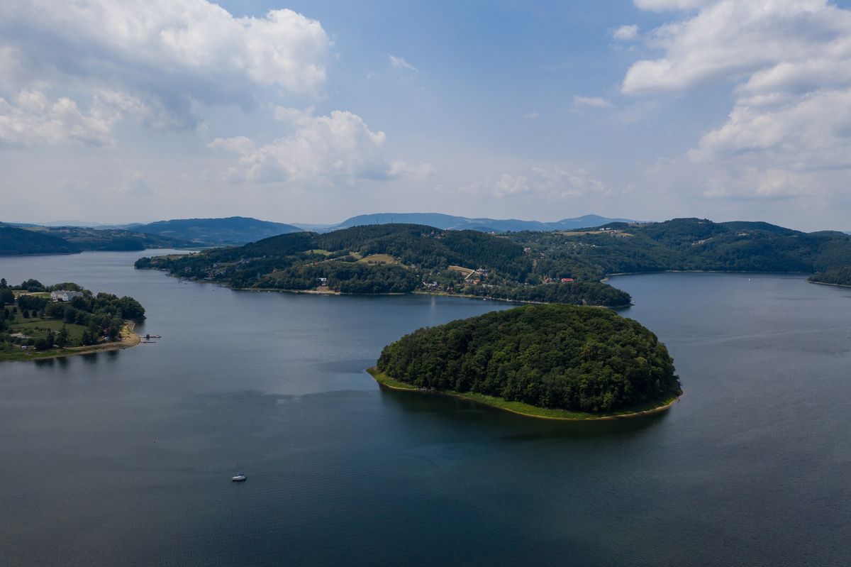 Znamirowice znajdują się nad Jeziorem Rożnowskim w woj. małopolskim. 