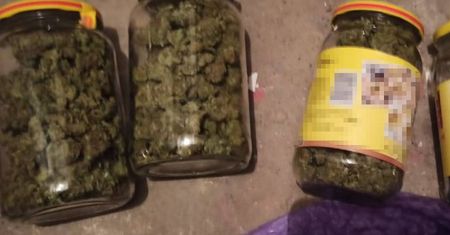 Marihuana w słoikach po majonezie. 23-latek z Lublina ukrywał narkotyki w piwnicy
