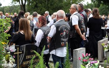 Bliscy i motocykliści pożegnali Mariusza z Grudziądza, który zginął w wypadku. Mamy zdjęcia