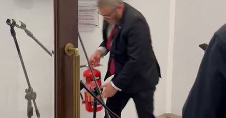 Nie powstrzymali Brauna. Prawnik: Funkcjonariusze powinni interweniować
