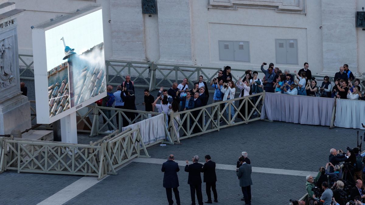 Formuła "Habemus Papam" ogłasza wybór nowego papieża